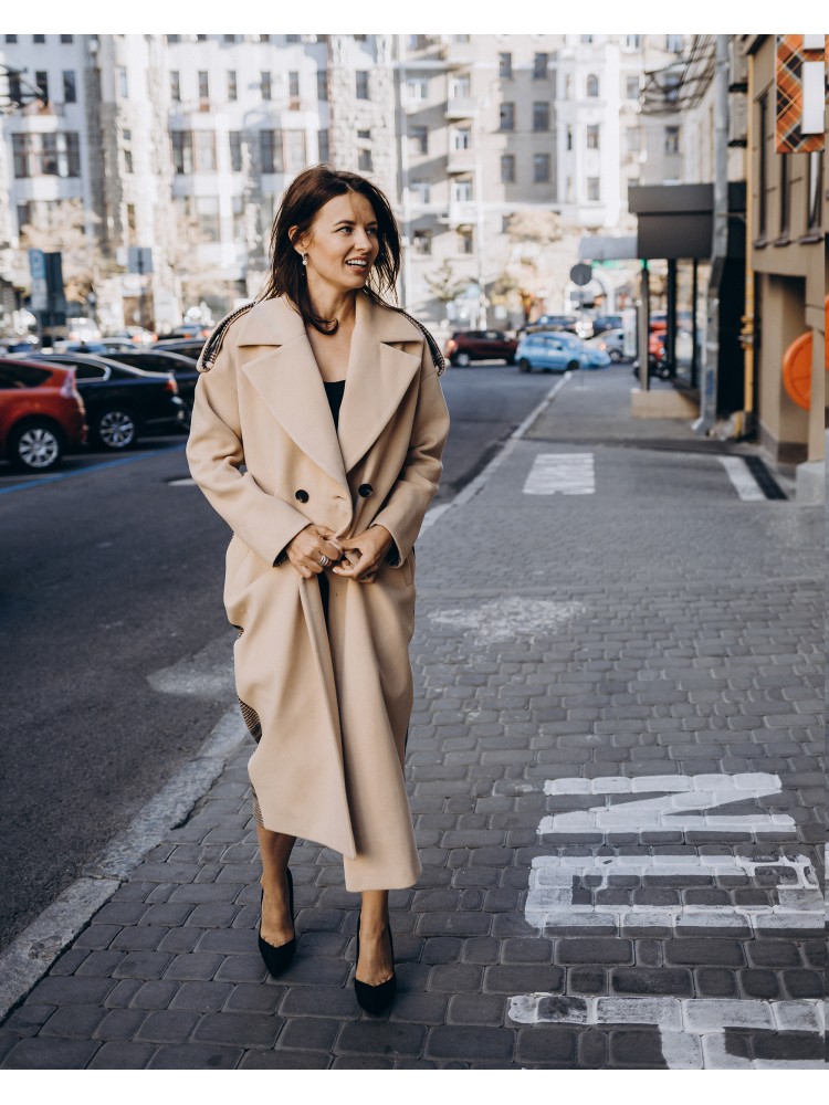 Довге пальто прямого крою з кокеткою 4  гудзика, бежеве, з вставкою в клітинку Довге пальто прямого крою з кокеткою 4  гудзика, бежеве, з вставкою в клітинку