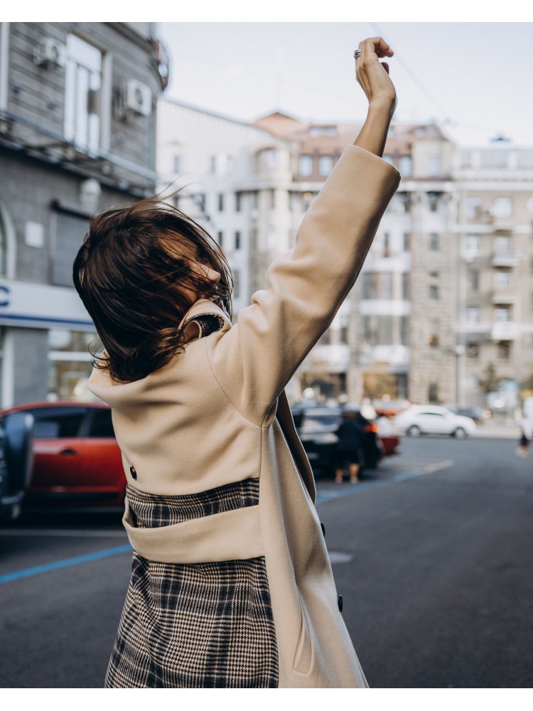 Довге пальто прямого крою з кокеткою 4  гудзика, бежеве, з вставкою в клітинку Довге пальто прямого крою з кокеткою 4  гудзика, бежеве, з вставкою в клітинку