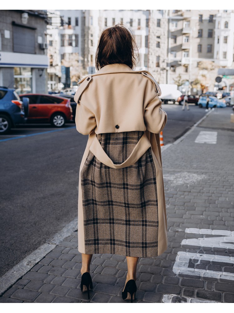 Довге пальто прямого крою з кокеткою 4  гудзика, бежеве, з вставкою в клітинку Довге пальто прямого крою з кокеткою 4  гудзика, бежеве, з вставкою в клітинку