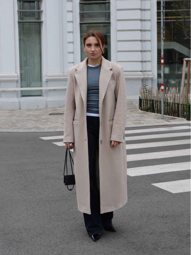 Довге пальто з чоловічого плеча, холодний беж