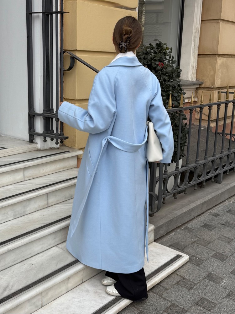 Двобортне довге пальто з обробною стрічкою, блакитне