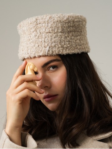 Капелюх-таблетка з мериносу, молочний Капелюх-таблетка з мериносу, молочний