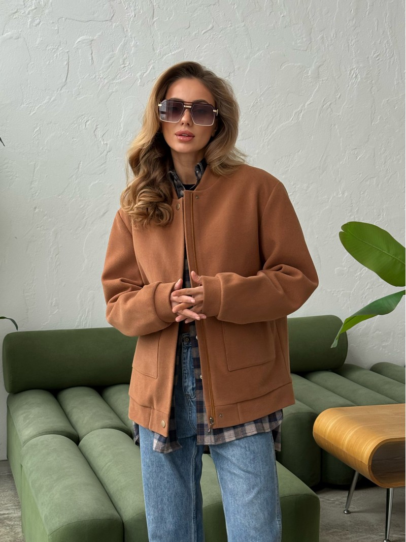 Бомбер з накладними кишенями, темний кемел