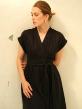 Чорна лляна сукня на запах CHELIE