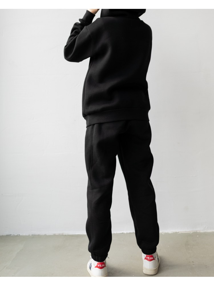 Спортивні штани з завищеною талією та з косими кишенями у чорному кольорі. Трикотажний спортивний костюм