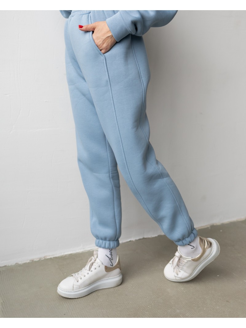 Спортивні штани з завищеною талією та з косими кишенями у блакитному кольорі. Трикотажний спортивний костюм