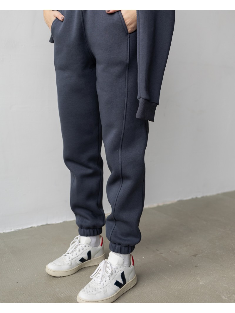 Спортивні штани з завищеною талією та з косими кишенями у графітовому кольорі. Трикотажний спортивний костюм